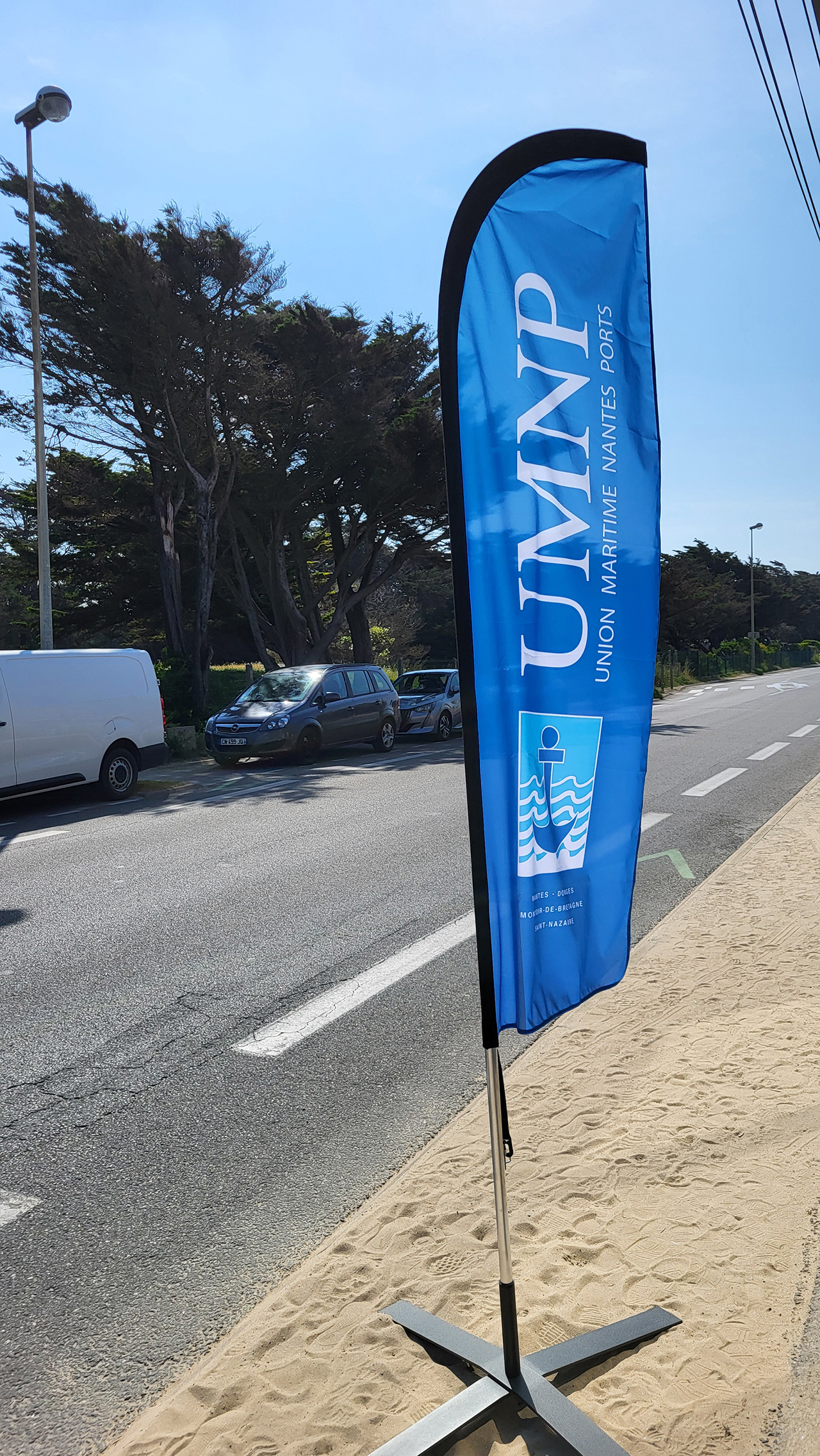 Beach-flag-rue_111003-MBx Beach-flag AG UMNP 2024